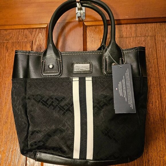 NWT Tommy Hilfiger Small Black Cloth Handbag Gold Logo Zip Purse Classic Chic - Picture 1 of 13